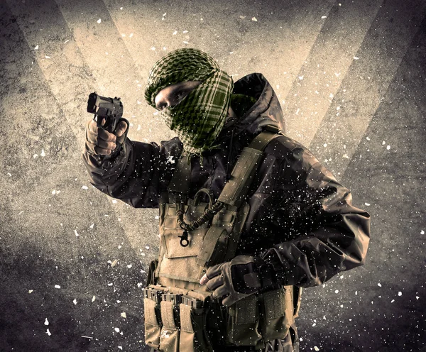 Retrato de un peligroso soldado armado enmascarado con grungy backgro — Foto de Stock