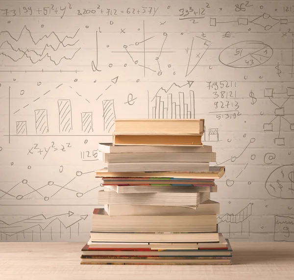 Ein Stapel Bücher mit mathematischen Formeln im Doodle-Stil — Stockfoto