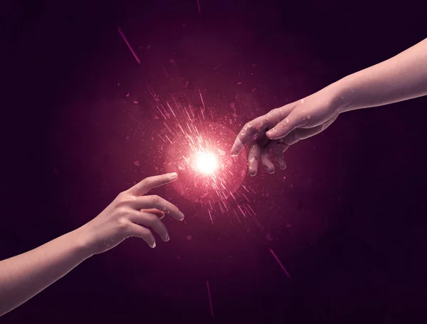 Dotykanie dłoni rozświetla blask w kosmosie — Zdjęcie stockowe