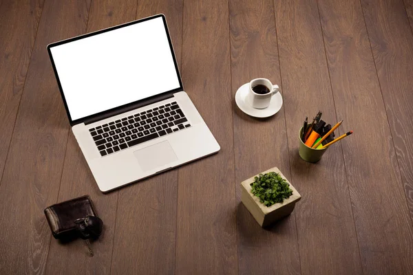 Scrivania business con forniture per ufficio e moderno zaino bianco per laptop — Foto Stock