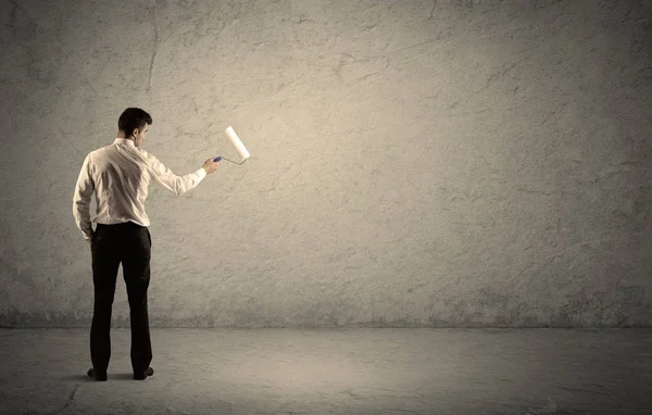 Boş duvarda duran tekerlekli patenci.