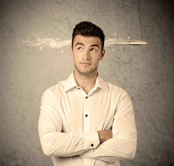 Snabb kreativ försäljning kille med rökning kula — Stockfoto