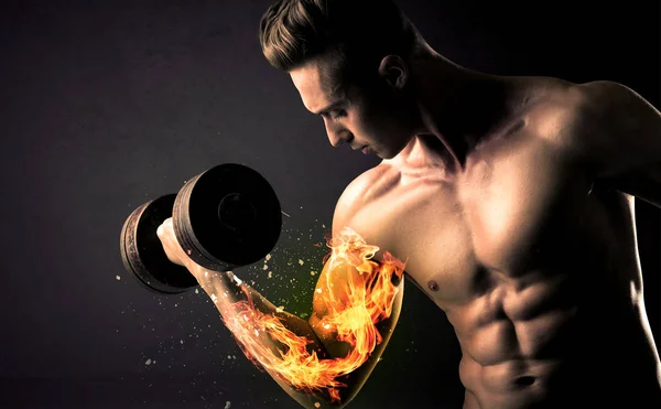 Culturista atleta levantando peso con el concepto de brazo de explosión de fuego —  Fotos de Stock