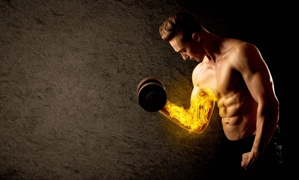 Muscular culturistas levantamiento de peso con el concepto de bíceps en llamas — Foto de Stock
