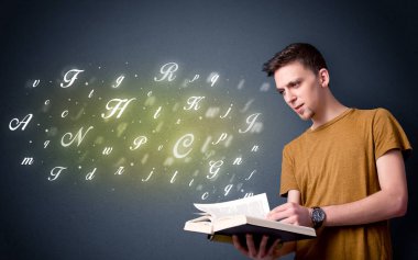 Genç adam kitap harfleri ile