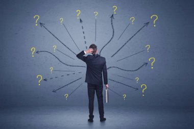 Çizgiler ve soru işareti önünde duran işadamı konsantrasyon işaretleri