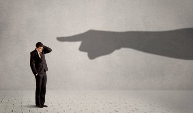 İş kişi ona konsantrasyon gösteren büyük gölge ele arıyorsunuz