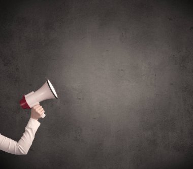 Düz arka plan üzerinde megafon