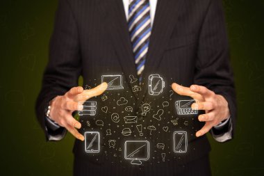 Ağ simgeleri tutan işadamı