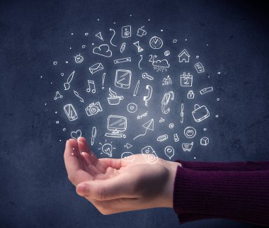 Karışık çizimler tutan el