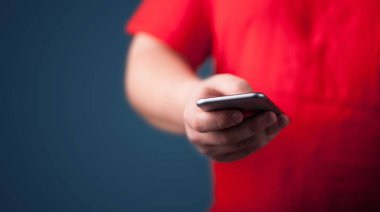 Elinde tutan smarthphone genç adam 
