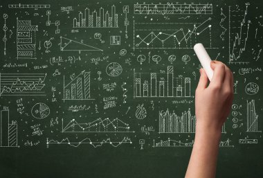 Bir iş adamı tahtaya veri çiziyor