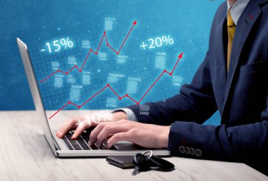 Satıcı dizüstü bilgisayarla grafikle çalışıyor.