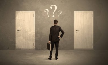 Kapı önünde duran işadamı