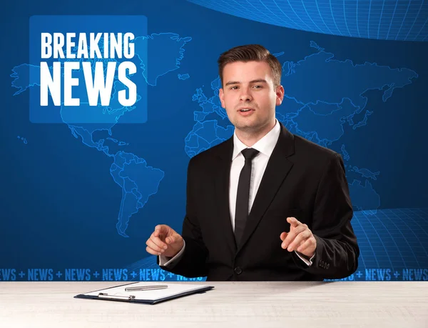 Television presenter in front telling breaking news with blue mo — Stock Photo, Image