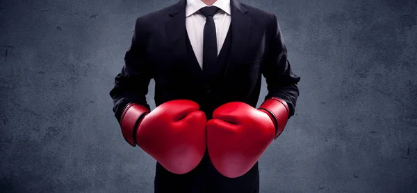 Empresario de boxeo con guantes de boxeo rojos — Foto de Stock