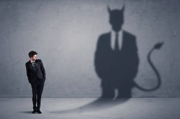 Uomo d'affari guardando il proprio demonio demone ombra concetto — Foto Stock