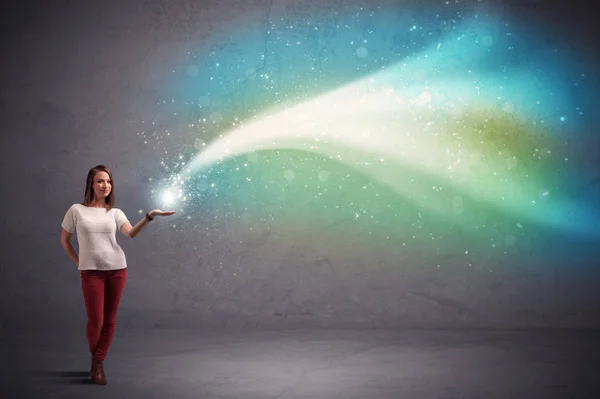 Mujer sosteniendo la luz — Foto de Stock