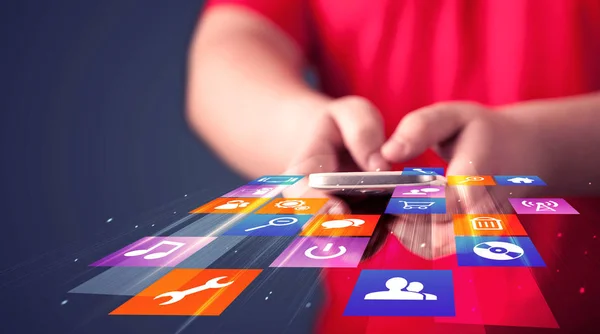 Hombre sosteniendo el teléfono inteligente con iconos de aplicación de colores —  Fotos de Stock