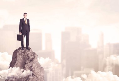 Tehlikeli cliff üzerinde emin iş adamı