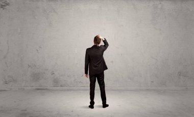 İş adamı boş kentsel alanda kayboldu