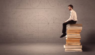 Kitaplar üzerinde oturan işadamı