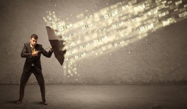 İş adamı dolar yağmuruna karşı şemsiye tutuyor