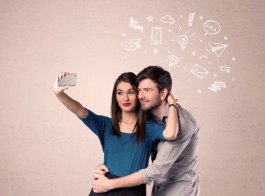 Düşünceleriyle selfie çeken çift.
