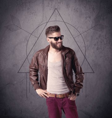 Sıradan komik erkek cep telefonu kullanıyor.