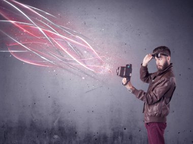 Kamera ve parlak çizgileri olan zarif bir hippi.