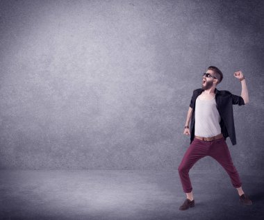 Boş uzayda bağıran manken