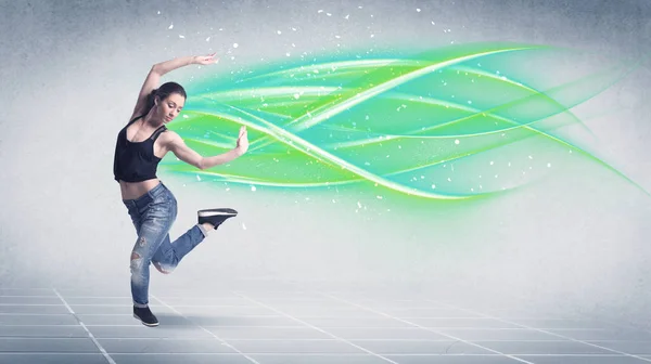 Hip hop dansare poserar med gröna linjer — Stockfoto