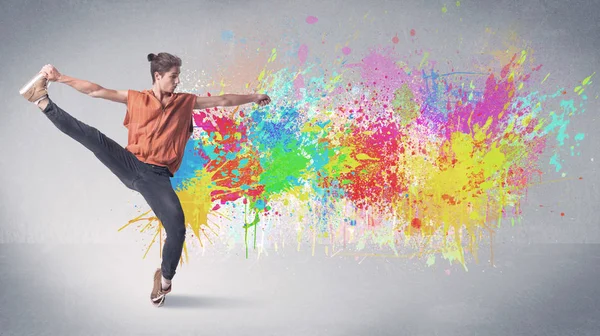 Молода барвиста вулична танцівниця зі сплеском фарби — стокове фото