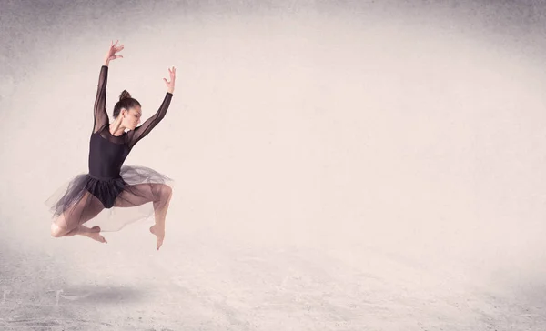 Bailarina de ballet moderna realizando salto de arte con fondo vacío —  Fotos de Stock