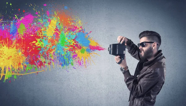 Hipster τύπος με κάμερα και χρώμα splash — Φωτογραφία Αρχείου
