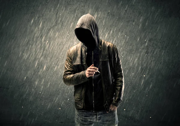 Kapüşonlu hayalet yüzlü adam