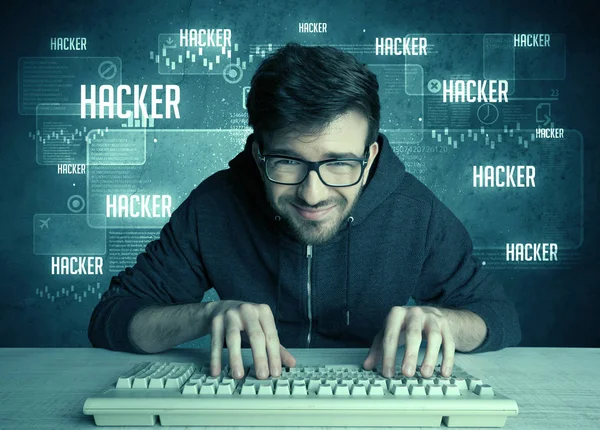 Hacker com teclado e óculos — Fotografia de Stock