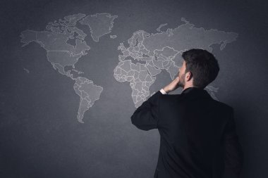 Dünya haritası olan iş adamı