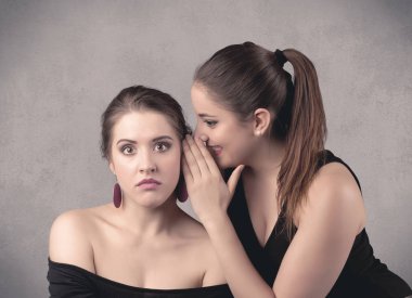 Kız onu kız arkadaşına gizli şeyler söylüyorum