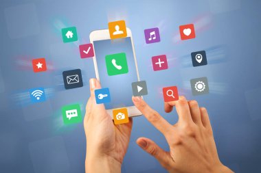 Akıllı telefon tutan bir kadın.