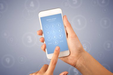 Akıllı telefon tutan bir kadın.