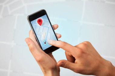 Akıllı telefon tutan bir kadın.