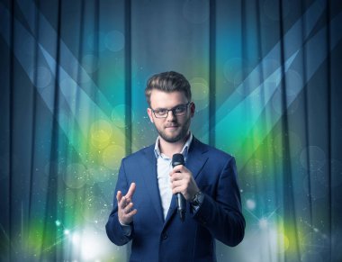 İşadamı holding mikrofon