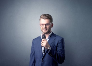 İşadamı holding mikrofon