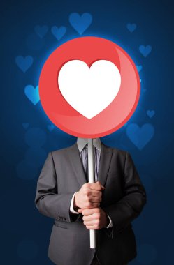 Kalp işareti tutan işadamı 