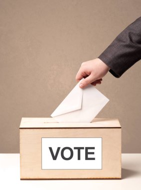 Erkek el oy oy sandığı koyarak kapatın