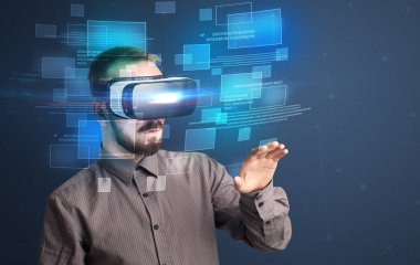 İşadamı ile sanal gerçeklik koruyucu gözlük