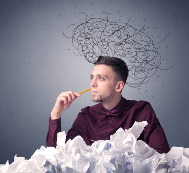 İşadamı buruşuk kağıt üzerinde