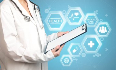 Kadın doktor holding kağıt 