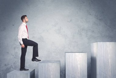 Bir merdiven çıkıyorum